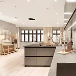Luxurious In The Heart Of With Private Parking *