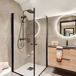 Luxurious In The Heart Of With Private Parking