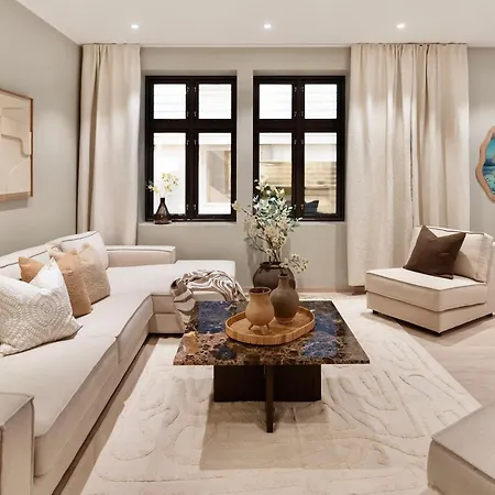 Luxurious In The Heart Of With Private Parking Villa