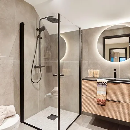 Luxurious In The Heart Of With Private Parking